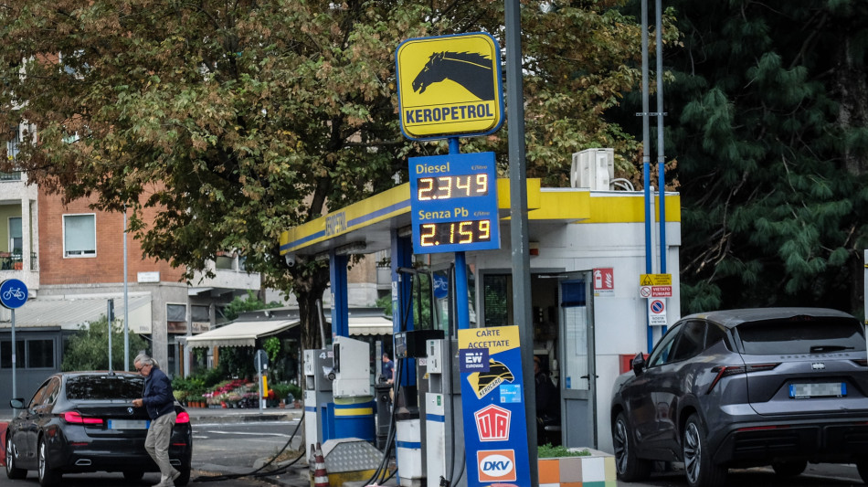  Mimit, prezzo benzina self scende a 2,040 euro, gasolio sale a 2,261 