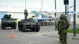 Militares de Ecuador retiran 1.500 metros de cables de internet en una c&aacute;rcel