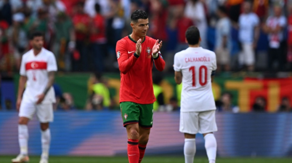 Portugal vence Turquia (3-0) e avan&ccedil;a &agrave;s oitavas da Euro