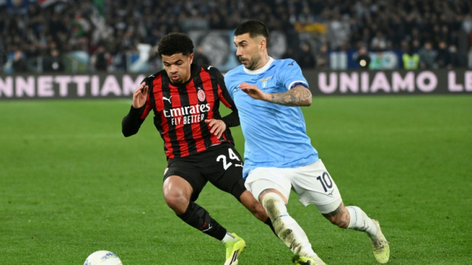  Milan perde para Lazio (1-0) e deixa l&iacute;der Inter escapar; Como vence Roma 