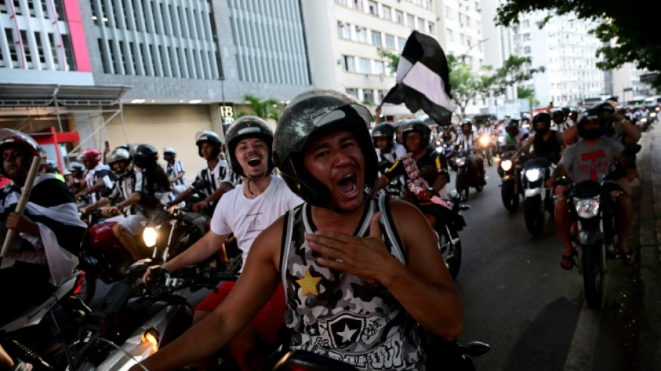 Botafogo comemora t&iacute;tulo da Libertadores com milhares de torcedores no Rio