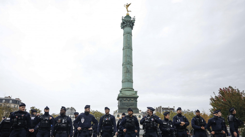  Scontri alla fine del corteo di Parigi, polizia con lacrimogeni e idranti 