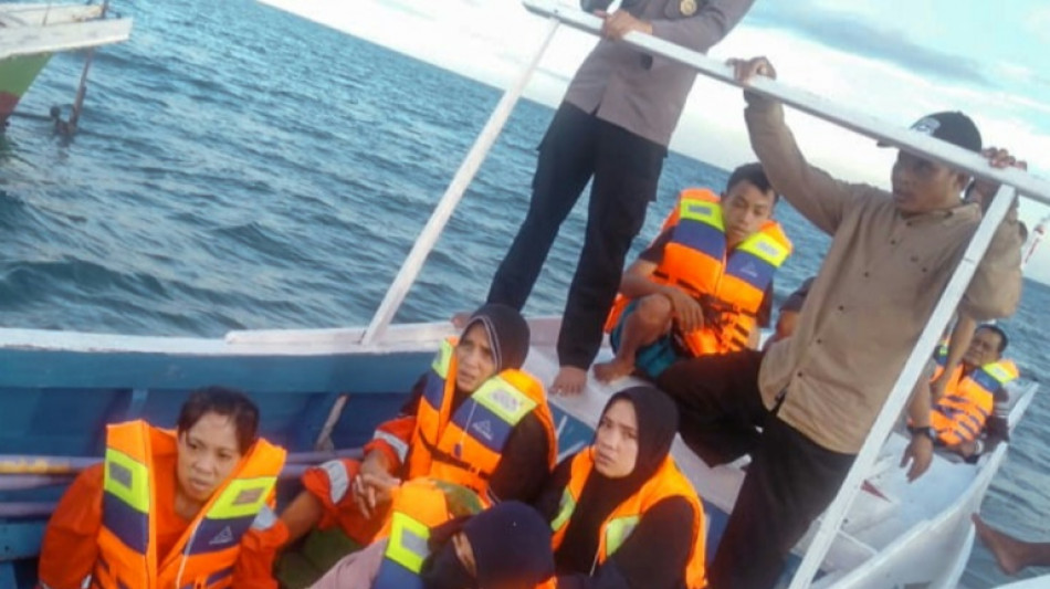 Veintis&eacute;is personas desaparecidas tras el hundimiento de un ferry en Indonesia