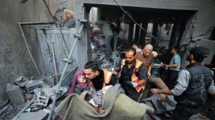 Mais de 30 beb&ecirc;s retirados de hospital de Gaza chamado de 'zona de guerra' pela OMS