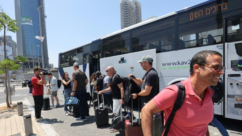  Des Israéliens rapatriés de l'étranger rentrent chez eux à Tel-Aviv 