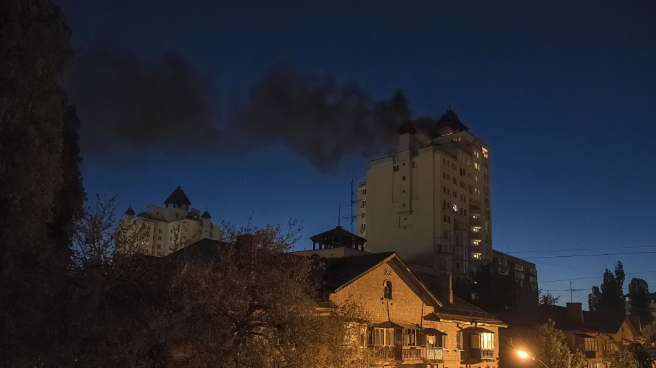 Kiev sotto attacco missilistico, incendi in citt&agrave;