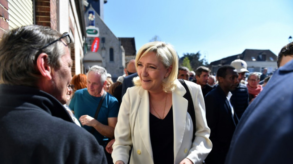 Marine Le Pen se veut une "m&egrave;re de famille", parmi les siens &agrave; Saint-R&eacute;my-sur-Avre