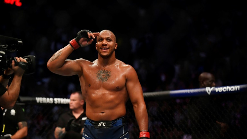 MMA: pour la grande premi&egrave;re de l'UFC en France, Ciryl Gane &eacute;lectrise Bercy