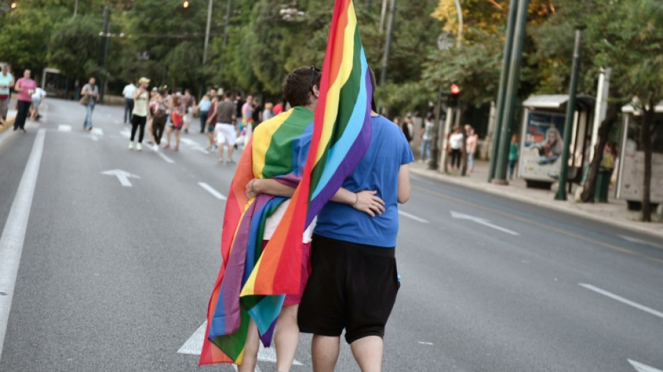 Grécia legaliza casamento homossexual e adoção por casais do mesmo sexo