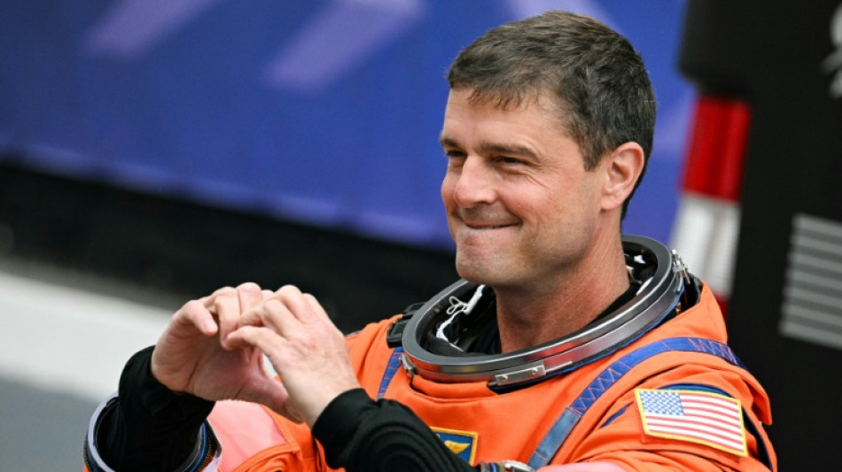  Cratera lunar &eacute; batizada em homenagem a mulher do comandante da Artemis II 