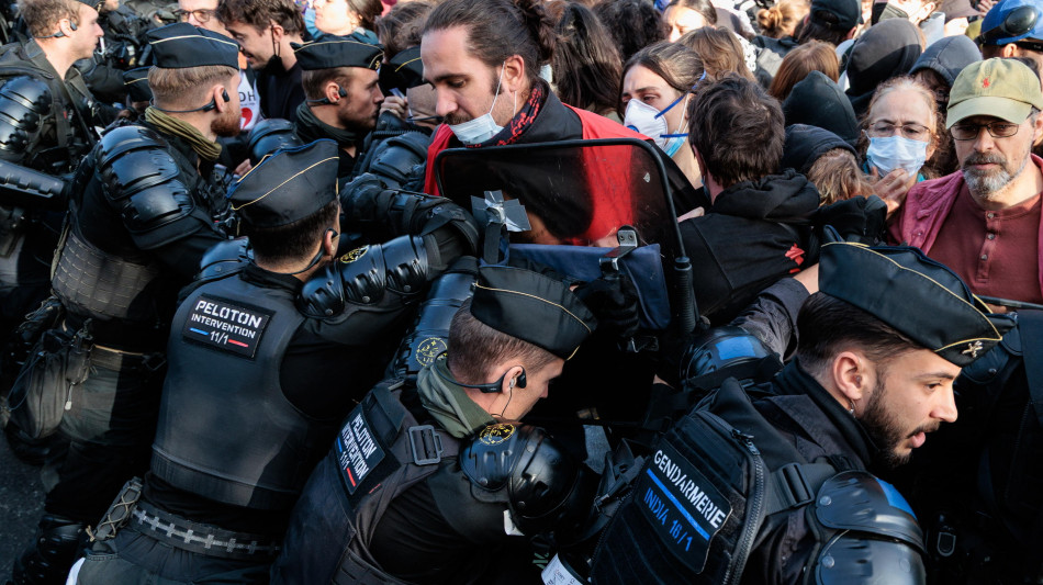  Via a manifestazioni studenti in Francia, tensione in diverse citt&agrave; 