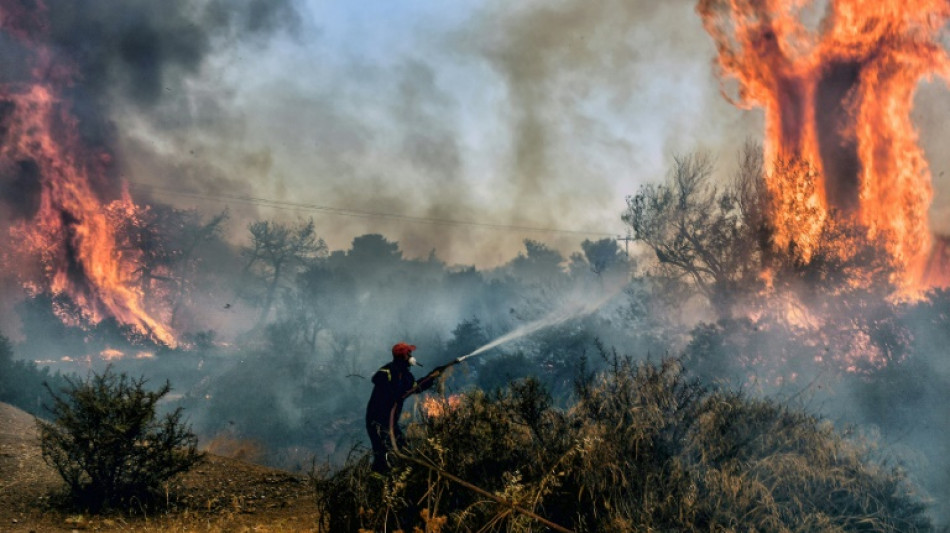 Gr&egrave;ce: les pompiers continuent la lutte contre les incendies