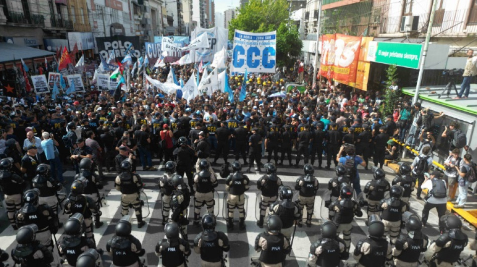 Pol&iacute;cia argentina reprime protestos de organiza&ccedil;&otilde;es sociais contra ajuste de Milei