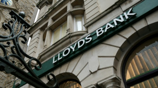 El banco brit&aacute;nico Lloyds reduce su beneficio por provisiones ante impagos