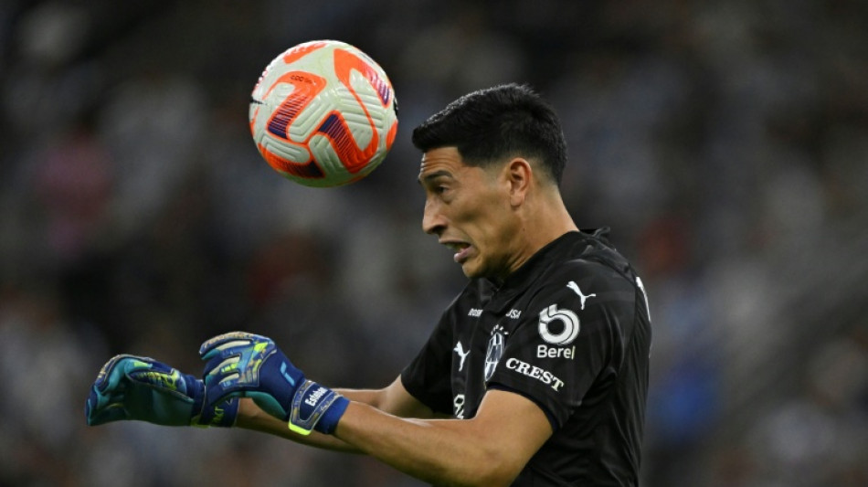  Goleiro argentino do Zaragoza &eacute; suspenso por 13 jogos ap&oacute;s dar soco em advers&aacute;rio 