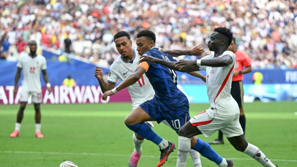  Adidas habla de "coincidencia" sobre la invasi&oacute;n de botines rosas durante el Mundial 
