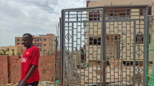 Un avi&oacute;n del ej&eacute;rcito derribado en los enfrentamientos en la capital de Sud&aacute;n