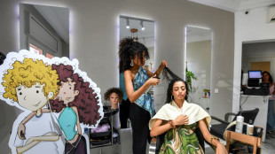 'Revolu&ccedil;&atilde;o dos cachos' desafia padr&otilde;es de beleza na Tun&iacute;sia
