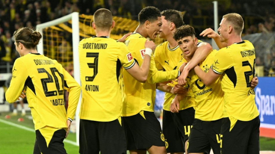  Dortmund down Frankfurt to push Riera close to the edge 