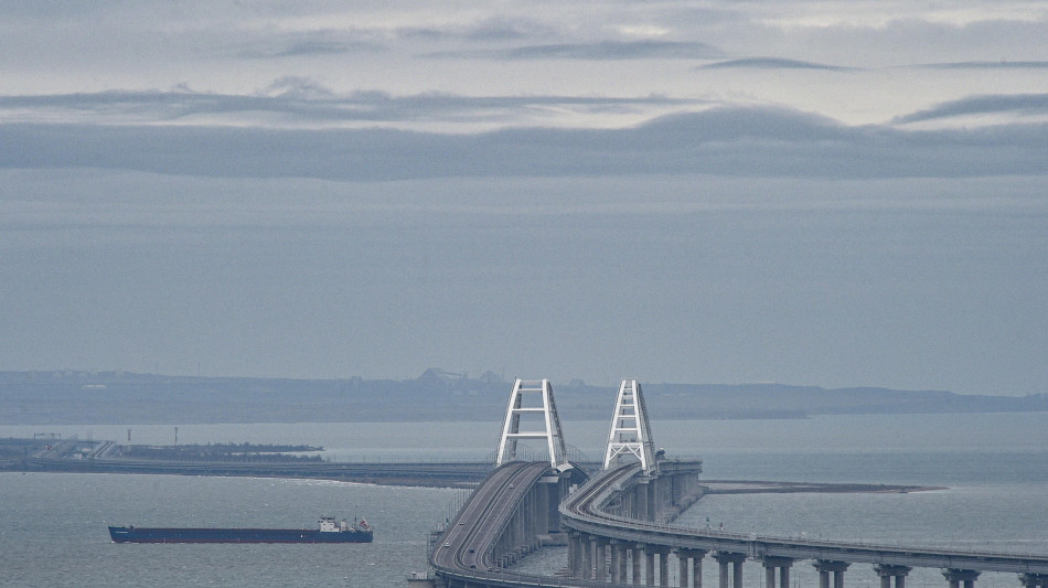  Kiev, esplosioni in Crimea, bloccato il traffico sul ponte 