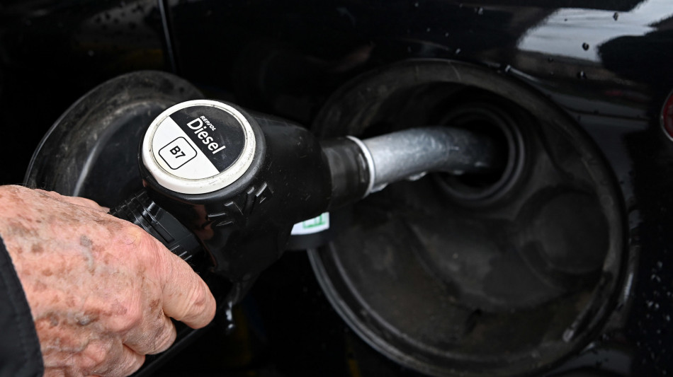  Codacons, in 11 giorni prezzo medio gasolio scende solo del -3,7%, benzina -1,9% 