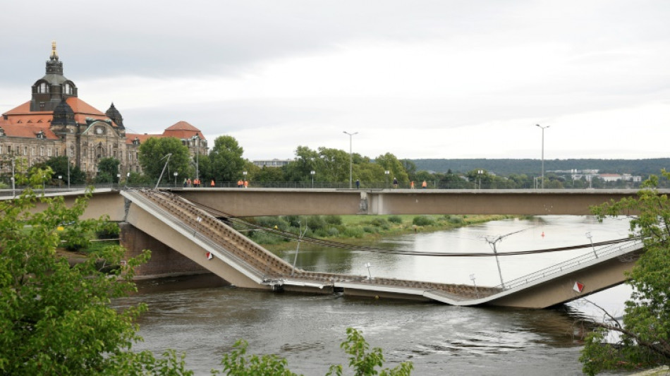 Dresdner Carolabr&uuml;cke st&uuml;rzt teilweise in die Elbe