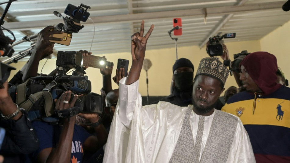 Candidatos &agrave; presid&ecirc;ncia do Senegal cumprimentam advers&aacute;rio antissistema por vit&oacute;ria