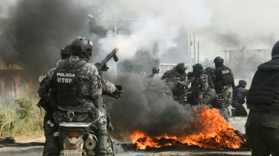  Police, protesters clash in Bolivia at road blockade 