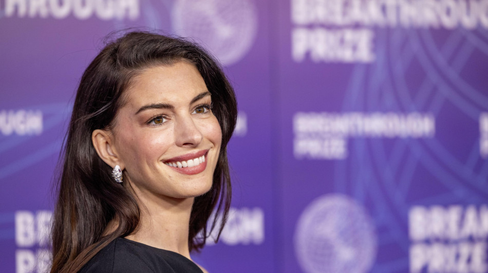  People incorona Anne Hathaway come la pi&ugrave; bella cover star al mondo 