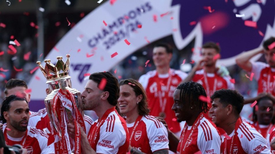  Arsenal lift Premier League trophy after beating Palace 