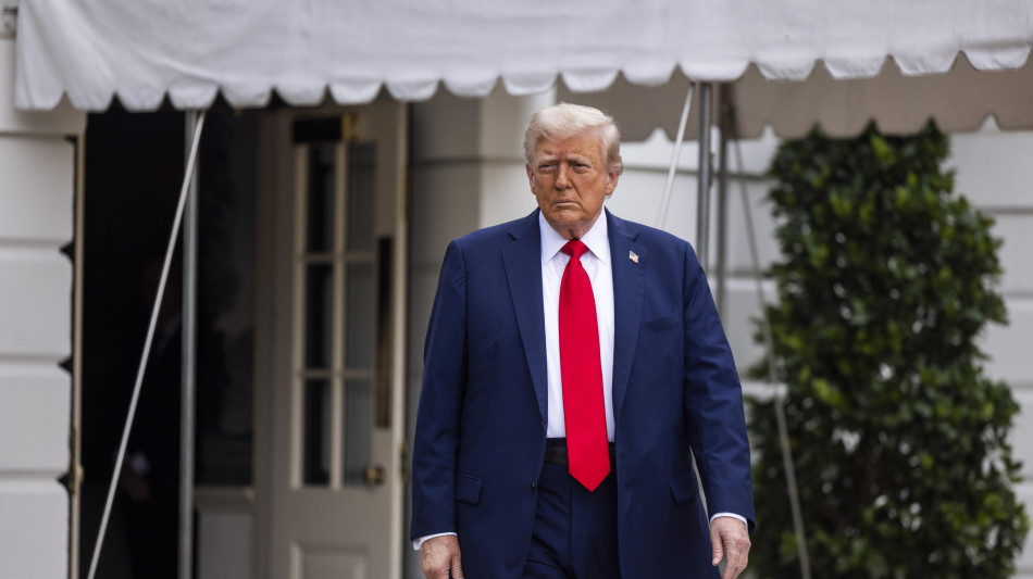  Trump nel comizio in Arizona, 'i dem vogliono evirare i vostri figli' 