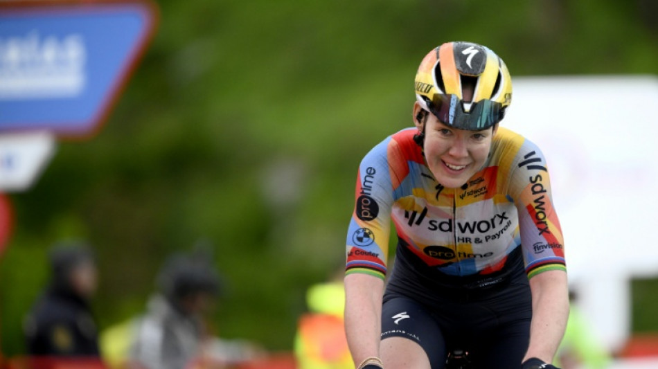  Van der Breggen soars into women's Vuelta lead with stage six win 