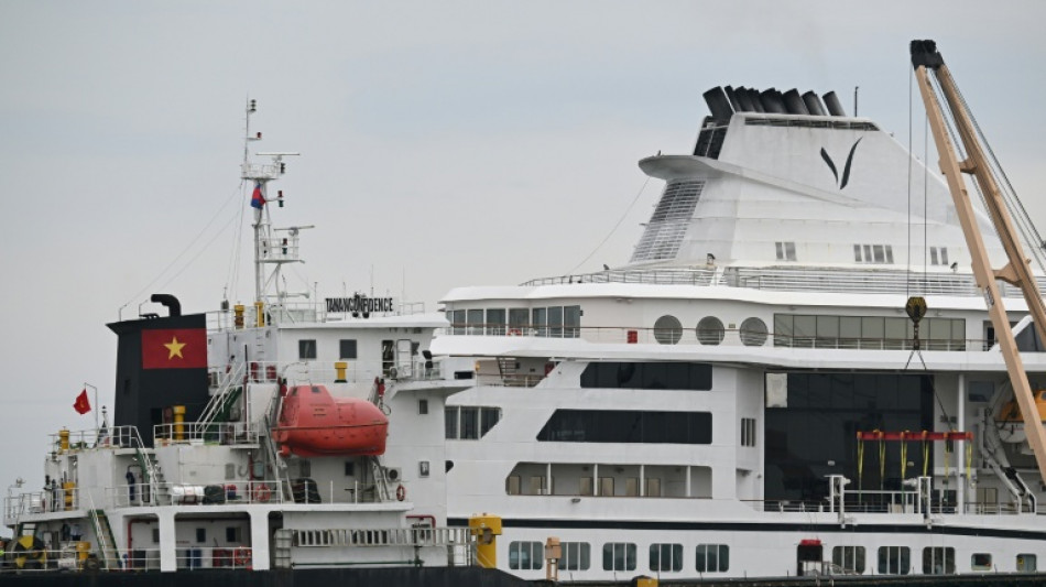  Unos 200 viajeros de un crucero residencial son abandonados en una escala en Camboya 