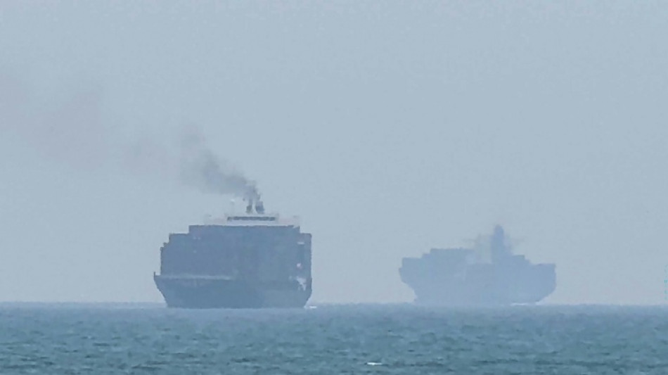  Iran declares Hormuz strait closed, US military insists traffic flowing 