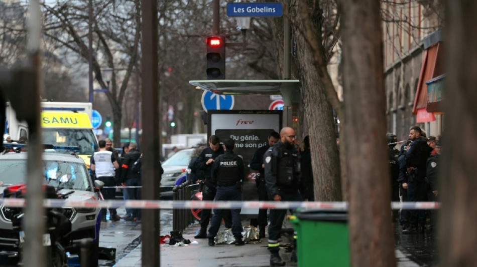  Paris: un homme arm&eacute; d'un couteau menace un chauffeur de bus, la police le blesse gri&egrave;vement 