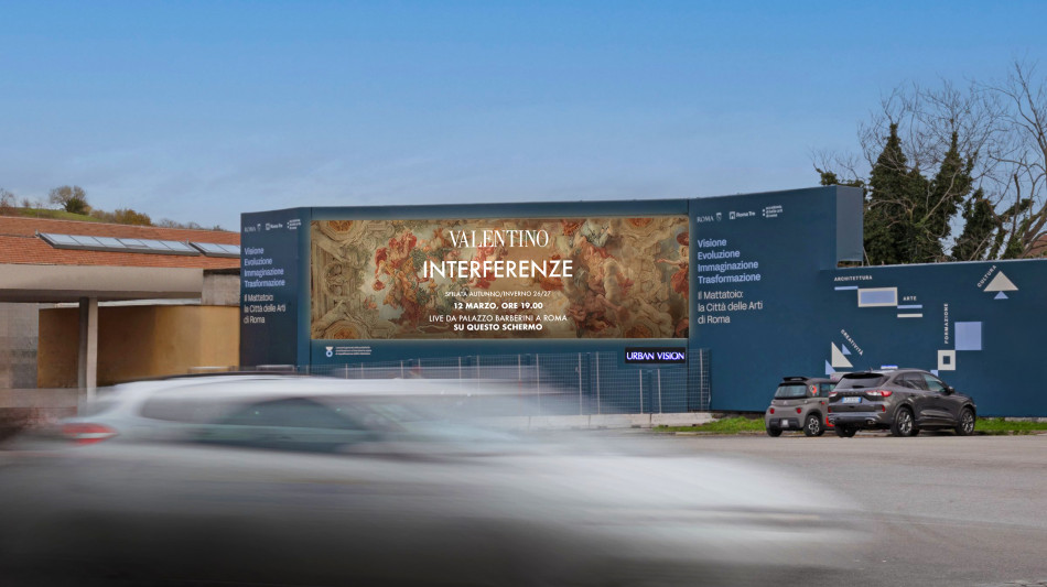 La sfilata di Valentino su mega schermi a Roma, Napoli; Milano