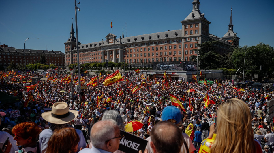 In migliaia sfilano a Madrid chiedendo le dimissioni di Sanchez