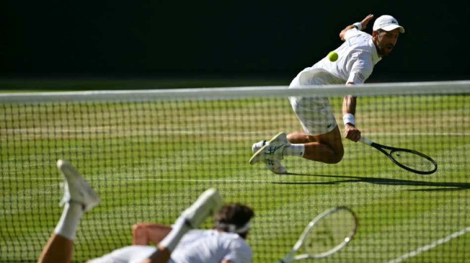  Title rivals Djokovic and Sinner advance at Wimbledon 