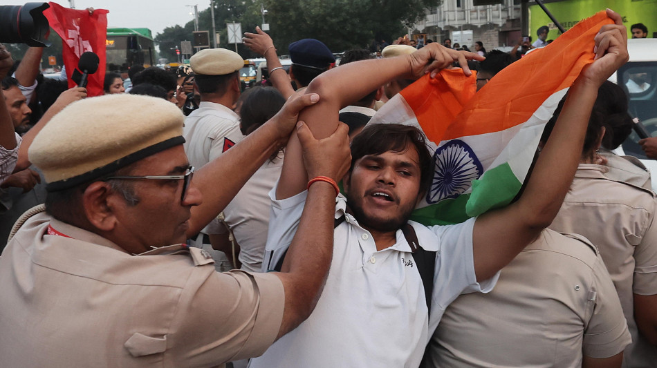  'Partito delle blatte' protesta a New Delhi, 'basta attacchi ai diritti democratici' 