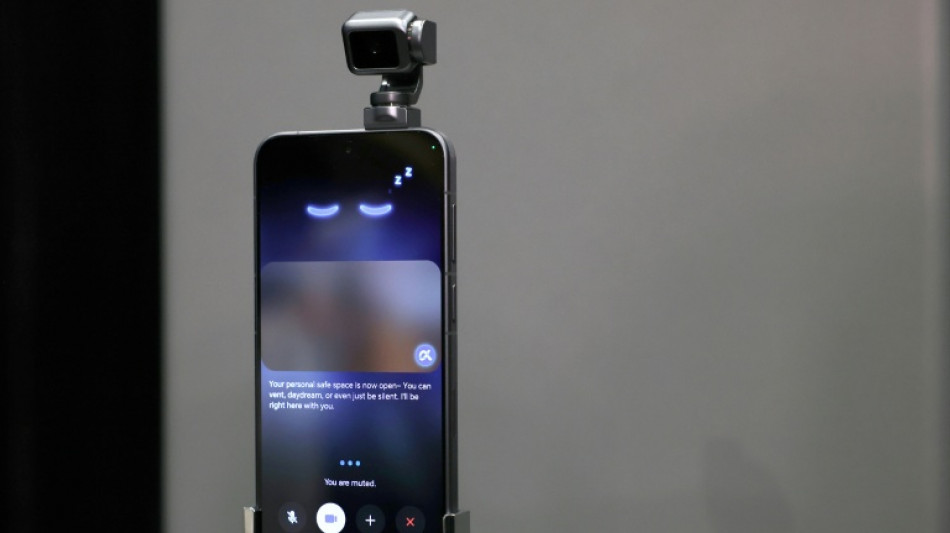  Presentan en Barcelona el primer "tel&eacute;fono-robot" potenciado por IA, la v&iacute;spera del MWC 