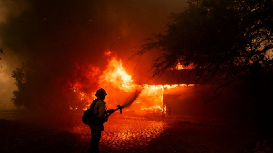 &Oacute;rdenes masivas de evacuaci&oacute;n y un centenar de casas destruidas por incendio en California