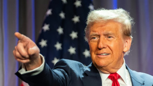 Patrons, dirigeants &eacute;trangers, journalistes... "Tout le monde veut &ecirc;tre mon ami", jubile Trump