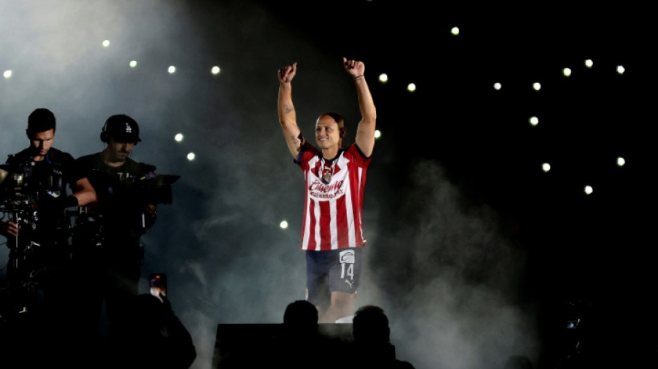 'Chicharito' Hern&aacute;ndez, recibido como leyenda de las 'Chivas' de M&eacute;xico