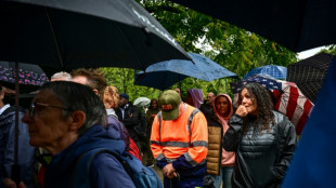 Grenoble: hommages &agrave; l'employ&eacute; tu&eacute;, un suspect identifi&eacute;