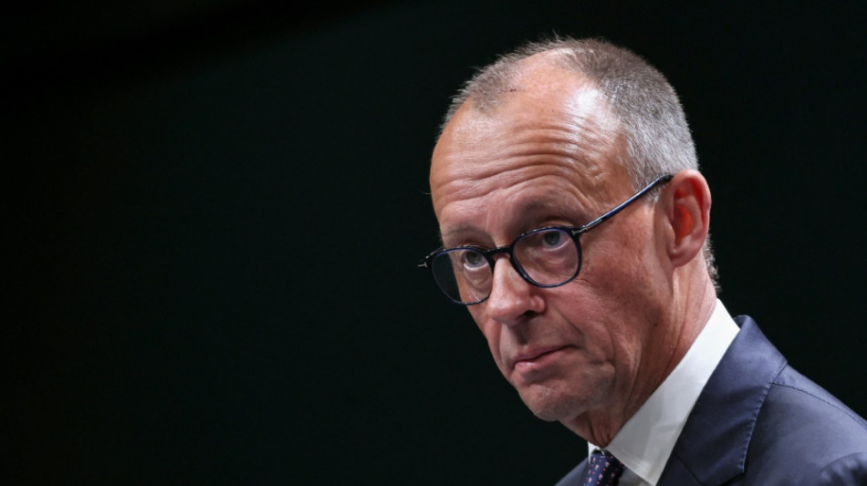 Merz hebt verbindende Kraft des Fu&szlig;balls hervor