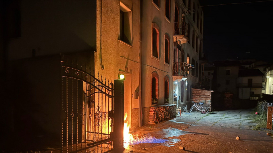 Bottiglie incendiarie contro abitazione di un cronista nel Vicentino