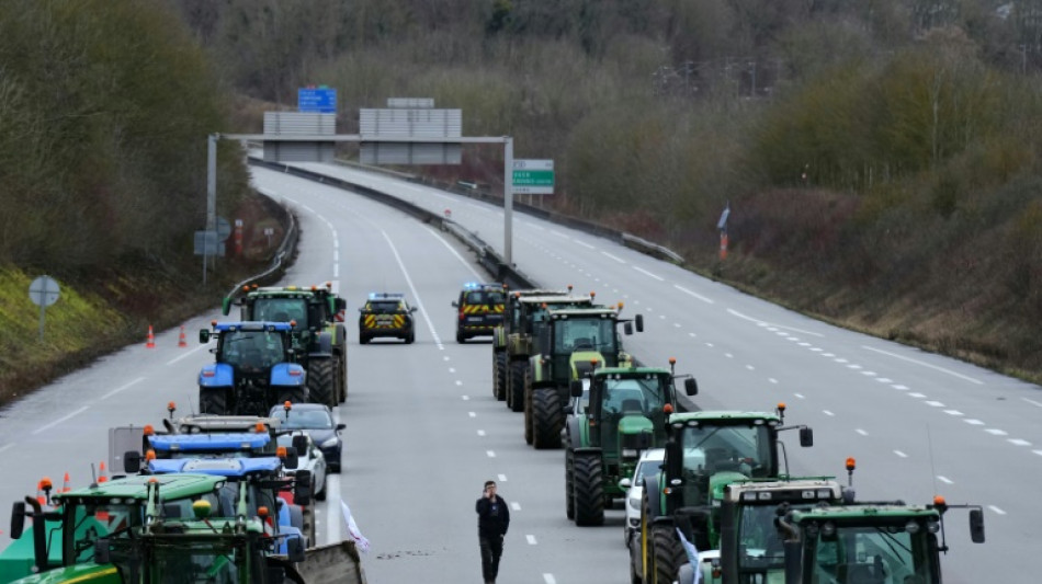 Los agricultores empiezan a cercar Par&iacute;s antes de anuncios del gobierno franc&eacute;s
