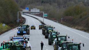 Los agricultores empiezan a cercar Par&iacute;s antes de anuncios del gobierno franc&eacute;s