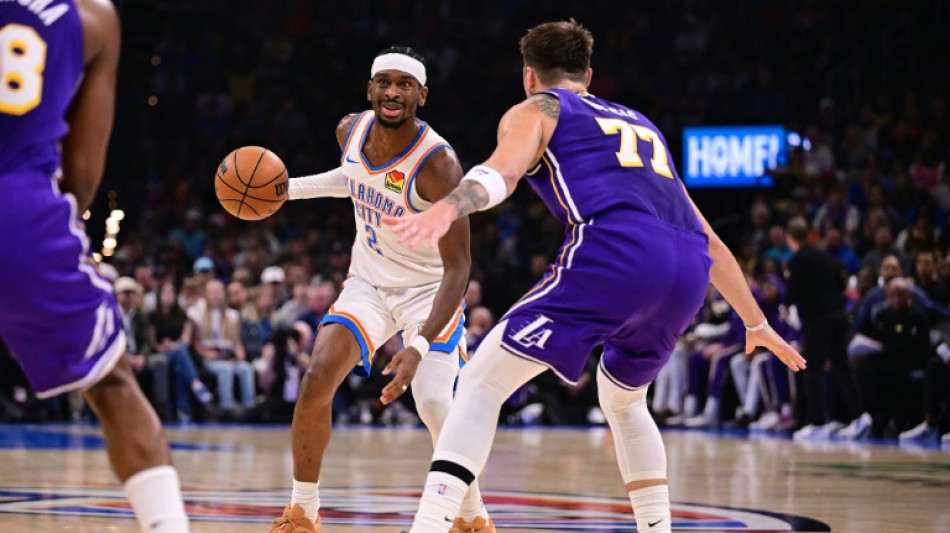 Curry lifts Warriors over Spurs, Thunder rout Lakers, Jokic shines 