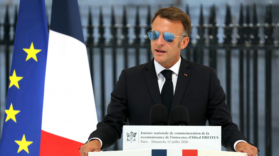  Macron, pronti a difendere libert&agrave; anche al costo del sangue 